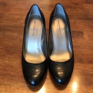 Bandolino black 6.5 patent faux-snake-skin wedges